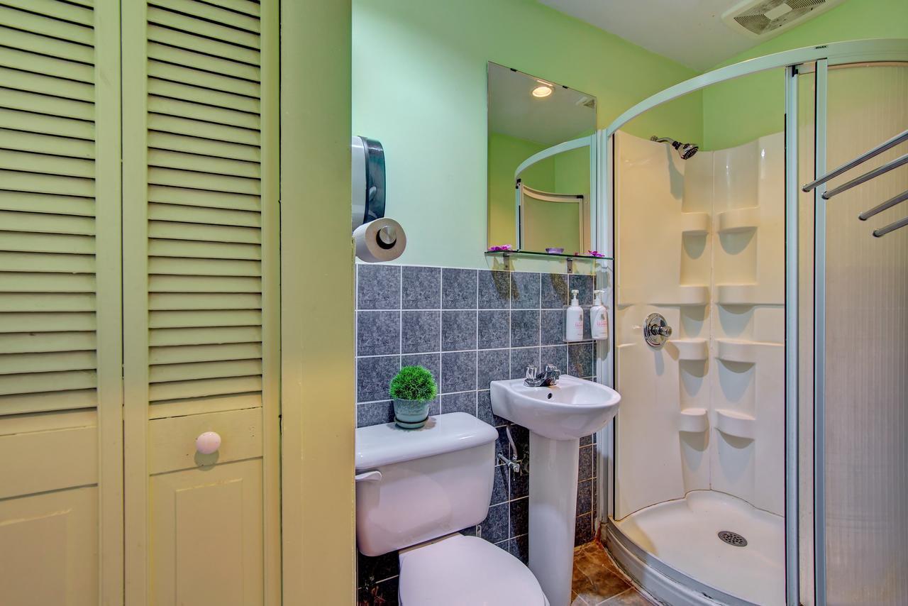 Auberge St Denis Монреал Екстериор снимка